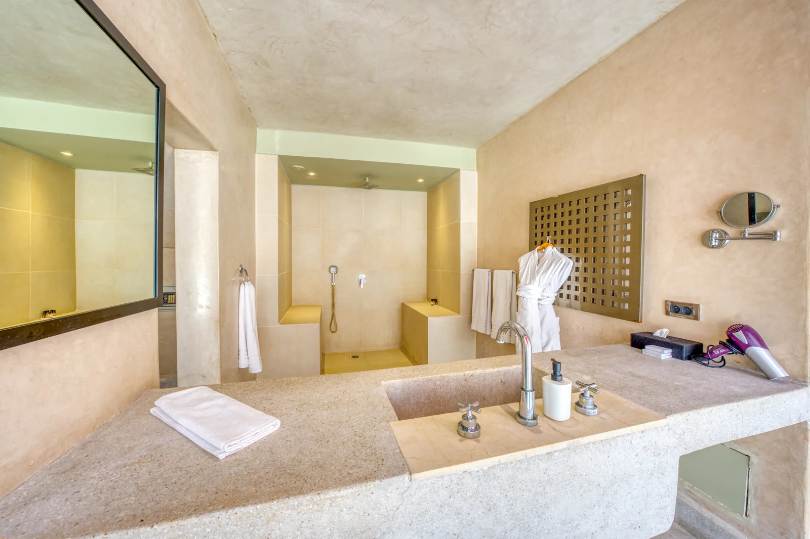 Villa di Rosa bathroom