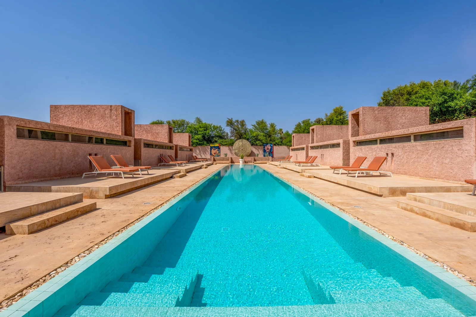 Central perspective over the pool